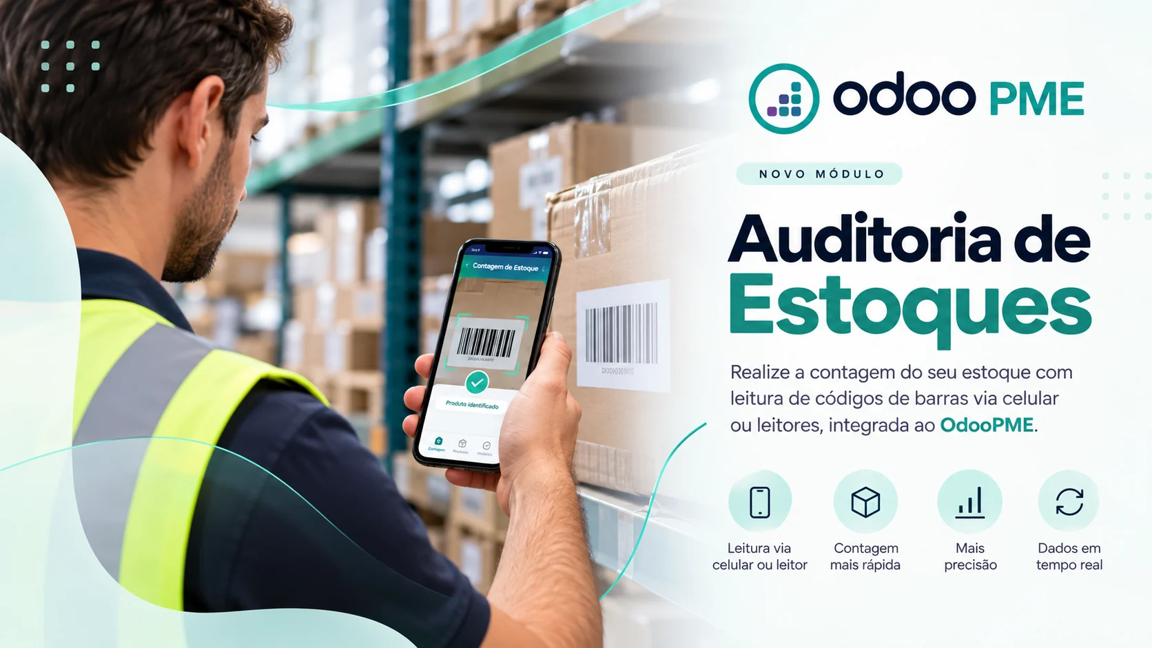 Funcionário de estoque bipando a etiqueta de uma caixa com o celular para a auditoria de estoque do Odoo365